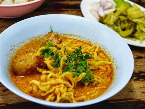  Khao Soi: ¡Un caldo cremoso y especiado que te transportará a las calles de Chiang Mai!