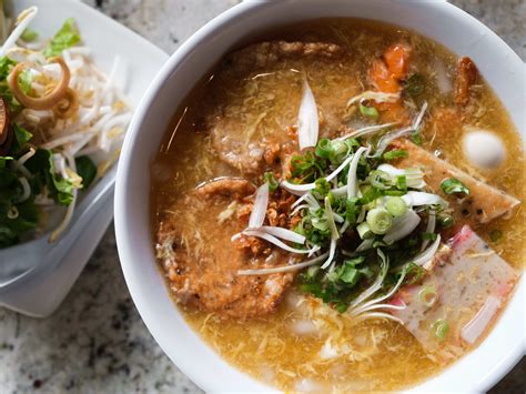  Bún Chả Cá: ¡Un plato de contraste vibrante que combina la frescura del pescado con una salsa picante y deliciosa!