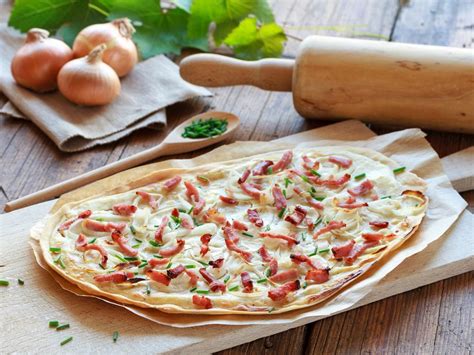  La Tarte Flambée: ¡Un festín crujiente de sabores Alsacianos con una base delgada y toppings frescos!