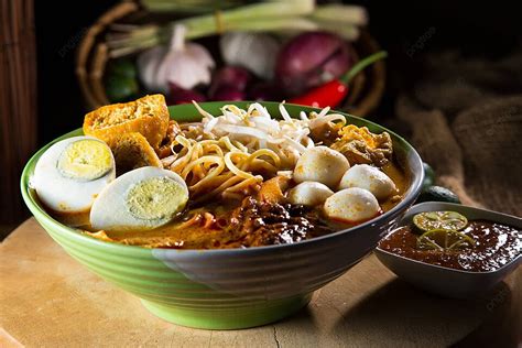  Laksa Johor: Una Sinfonía de Sabores Picantes y Cremosos que Te Transportarán a la Cultura Malaya